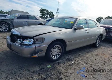 2001 Lincoln Town Car Signature from USA, damaged, VIN 1LNHM82W81Y611688